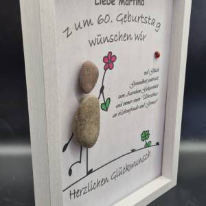 Liebevoll handgefertigtes Steinbild als Geschenk zum Geburtstag - personalisierbar und in 3 Rahmenfarben Bild 6