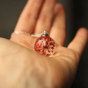 Kette Echte Dillblüten rot in Glaskugel / Blüten Schmuck / Geschenk für sie / Muttertag Geschenk / Resin Schmuck Bild 7