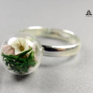 Ring  Blüten Moos in Glaskugel silberfarben als florales Geschenk für sie Geschenk für die Freundin Schwester Mutter min Bild 1