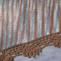 Dreieckstuch, Schaltuch aus weicher handgefärbter Wolle, gestrickt und gehäkelt, Schal, Stola Bild 5