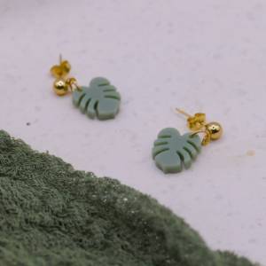 Ohrringe Monstera Acryl in Gold Pflanzen allergikerfreundlich Edelstahl - leichte Ohrringe Zimmerpflanze Blatt - Geschen Bild 7