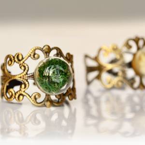 Vintage Bronze Ring - Moos oder weiße Blüten in Glaskugel / Geschenk für Sie / Blüten Ring / Moos Ring / Wald Schmuck / Bild 2