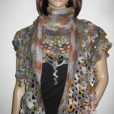 Auffälliges Schaltuch in Sichelform aus weicher Wolle, Stola, Schal, gehäkelt