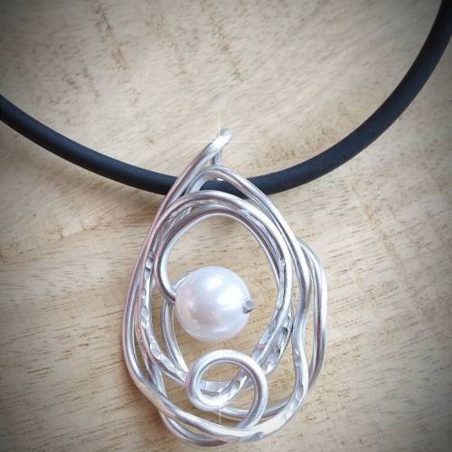 Drahtjuwel Amulett, Drahtschmuck, Aluminium Silber Anhänger, Medaillon, Perlenanhänger ,keltischer Schmuck