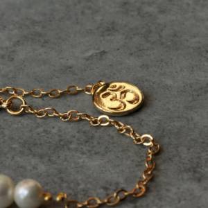 Perlen Armband Yoga / Armband gold Aum Om Symbol / Geschenk für Sie / Himmlisches Armband / Festliches Armband Bild 3