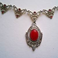 Collier Halskette, viktorianischer Halsschmuck mit einem Edelsteincabochon und roten Strasssteinen Bild 2