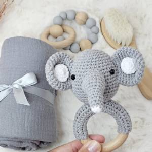 Babygeschenk, Persönliches Baby Geschenk-Set zur Geburt: Elefantrassel 4-tlg - Ideal als Taufgeschenk & Geburtsgeschenk Bild 1