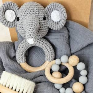 Babygeschenk, Persönliches Baby Geschenk-Set zur Geburt: Elefantrassel 4-tlg - Ideal als Taufgeschenk & Geburtsgeschenk Bild 3