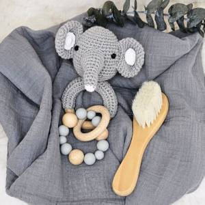 Babygeschenk, Persönliches Baby Geschenk-Set zur Geburt: Elefantrassel 4-tlg - Ideal als Taufgeschenk & Geburtsgeschenk Bild 4