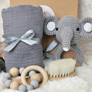 Babygeschenk, Persönliches Baby Geschenk-Set zur Geburt: Elefantrassel 4-tlg - Ideal als Taufgeschenk & Geburtsgeschenk Bild 5