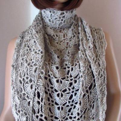 Großes Dreieckstuch aus Viskose und Baumwolle mit etwas Glanz, Stola, Poncho, gehäkelt