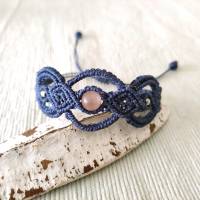 zierliches Makramee Armband in dunkelblau mit Glasperle in zartem lila und kleinen Edelstahlperlen Bild 1