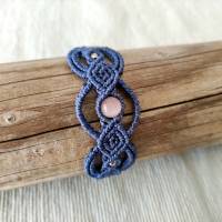 zierliches Makramee Armband in dunkelblau mit Glasperle in zartem lila und kleinen Edelstahlperlen Bild 2