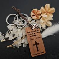 Christlicher Schlüsselanhänger aus Holz mit tiefem Vers - "Die Wahrheit wird euch frei machen" Bild 1
