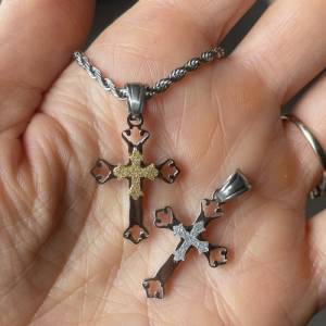 Edelstahl Kreuz Kette in zwei verschiedenen Varianten als stylisches Geschenk für ihn oder sie Bild 1