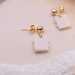 Ohrringe beige Geometrische Form in Gold Herzchen allergikerfreundlich Edelstahl & Acryl - leichte Ohrringe Geschenk bes Bild 2