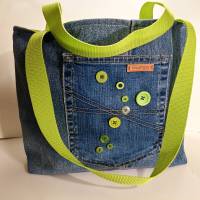 Nachhaltige Jeans-Tasche Shopper dunkelblau grüne Knöpfe hellgrünes Futter weiß gepunktet Bild 1