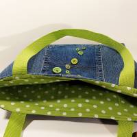Nachhaltige Jeans-Tasche Shopper dunkelblau grüne Knöpfe hellgrünes Futter weiß gepunktet Bild 2