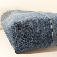Nachhaltige Jeans-Tasche Shopper dunkelblau grüne Knöpfe hellgrünes Futter weiß gepunktet Bild 6