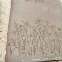 Mutterpasshülle aus pflanzlich gegerbtem Ecoleder mit eingravierter Blumenwiese, Bild 5