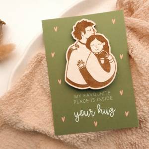 Magnet Paar aus Holz auf Postkarte Kühlschrankmagnet Umarmung - Geschenk Hochzeit Liebe - Jahrestag Karte - Hochzeit Bild 1