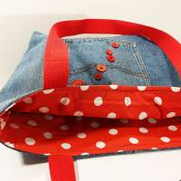 Jeans-Tasche Rockabilly Shopper blau rote Knöpfe rotes Futter weiß gepunktet nachhaltig Bild 1