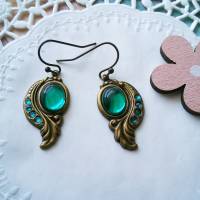 smaragdgrüne Glascabochon Ohrringe bronzefarben aus Messing mit grünen Strasssteinen Bild 1