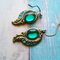 smaragdgrüne Glascabochon Ohrringe bronzefarben aus Messing mit grünen Strasssteinen Bild 3
