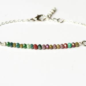 Armband Perlen silber ein handgefertigtes Schmuckstück mit funkelnden Perlen als minimalistisches Geschenk für Sie Bild 4