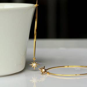 Stern Ohrringe - Creole Polarstern / Geschenk für sie /  minimalistisch / Moderne Kreolen /Statement Schmuck Bild 4