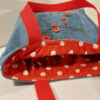 Jeans-Tasche kleine Rockabilly-Schwester  Shopper blau rote Knöpfe rotes Futter weiß gepunktet nachhaltig Bild 2