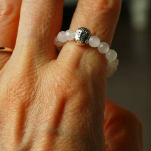 Ring Rosenquarz Buddha als edles Geschenk für Sie mit feinen Edelsteinen ein minimalistischer Ring Stretchring Bild 5