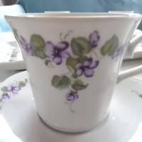 Frühlingshafte Kaffeetassen mit ihren Unteren und lieblichem Veilchendekor. Eschenbach Bild 2