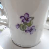 Frühlingshafte Kaffeetassen mit ihren Unteren und lieblichem Veilchendekor. Eschenbach Bild 4