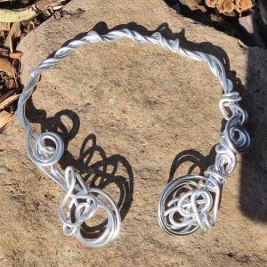 Aluminiumdraht-Halsreif , Halsreif silber , barockes Perlencollier,Medusa,offene Halskette, Ring groß silber,Halsreif si Bild 5