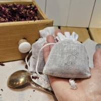 Baumwoll Duftsäckchen Rosenduft: geniesse den Duft von Rosenblüten zur Aromatherapie, zur Entspannung, als Wäscheduft Bild 3