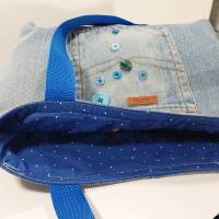 Used Look nachhaltige Jeans-Tasche Shopper blaue Knöpfe blaues Futter weiß gepunktet Bild 1