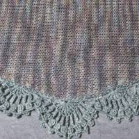 Dreieckstuch, Schaltuch aus handgefärbter Wolle mit Baumwolle, gestrickt und gehäkelt, Schal, Stola Bild 4