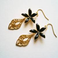 einzigartige Ohrringe in Gold mit einem Anhänger in Ornament Design und schwarzen Blümchen Verbinder Bild 3