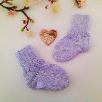 Gestrickte warme Baby Socken Erstlingssocken  fliederfarben-weiss meliert Bild 1