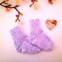 Gestrickte warme Baby Socken Erstlingssocken  fliederfarben-weiss meliert Bild 3