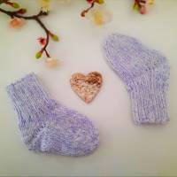 Gestrickte warme Baby Socken Erstlingssocken  fliederfarben-weiss meliert Bild 4