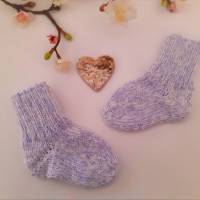 Gestrickte warme Baby Socken Erstlingssocken  fliederfarben-weiss meliert Bild 5