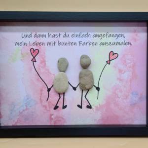 Liebevoll handgefertigtes Steinbild als Valentinstagsgeschenk, Jahrestag, Hochzeitstag etc. - personalisierbar - 3 Rahme Bild 1