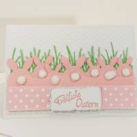 Rosa Bunnys in grünem Gras lustige Osterhasen Karte in pastell Bild 1