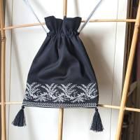 Kleine Tasche aus schwarzem Baumwollsatin mit Silberstickerei im Regencystil Bild 1
