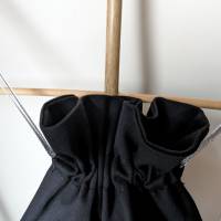 Kleine Tasche aus schwarzem Baumwollsatin mit Silberstickerei im Regencystil Bild 2