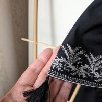 Kleine Tasche aus schwarzem Baumwollsatin mit Silberstickerei im Regencystil Bild 4