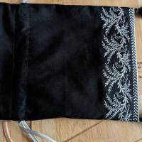Kleine Tasche aus schwarzem Baumwollsatin mit Silberstickerei im Regencystil Bild 6