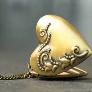 Kette Medaillon Herz im Vintagestyle antik bronzefarben für zwei Fotos als persönliches valentinstag geschenk für sie Bild 1